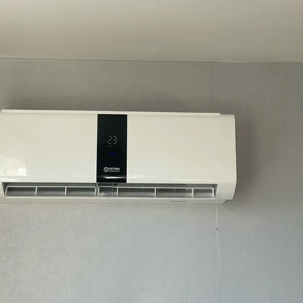 Установка Ultima Comfort ELYSIUM 12 kBTU в спальне на Молодёжном проспекте